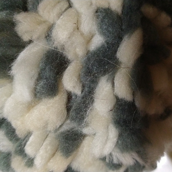 Marcus Adler gift set nwt pom pom hat with gloves - Picture 4 of 5